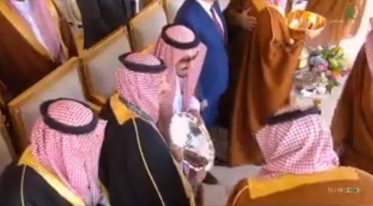 فيديو.. الملك سلمان يسلم الجوائز للفائزين بالمراكز الأولى في مهرجان الملك عبدالعزيز للإبل