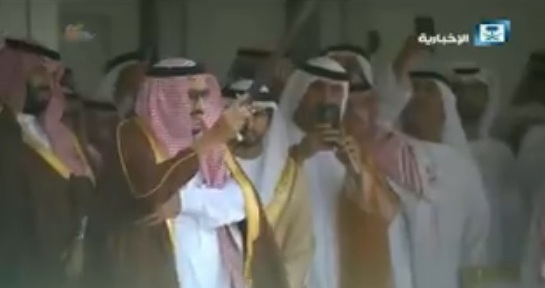 فيديو.. الملك سلمان يشارك في أداء العرضة بـ مهرجان الملك عبدالعزيز للإبل