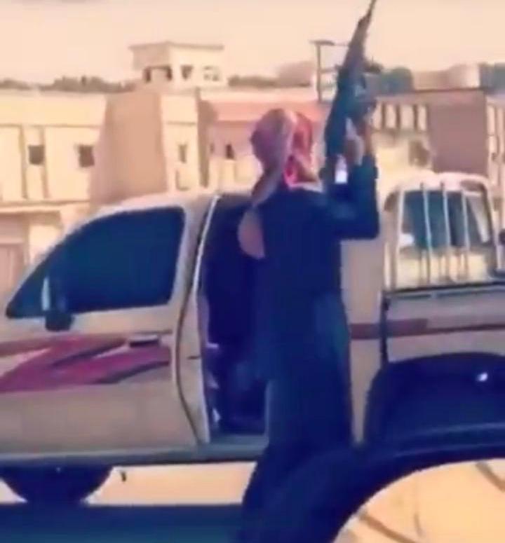 شرطة الرياض تطيح بشابين استعرضا بالأسلحة النارية
