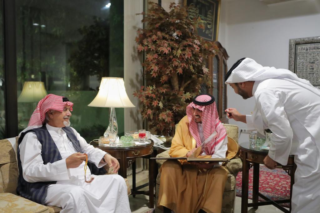 صور.. الأمير بدر بن سلطان يزور عبدالله زينل في منزله