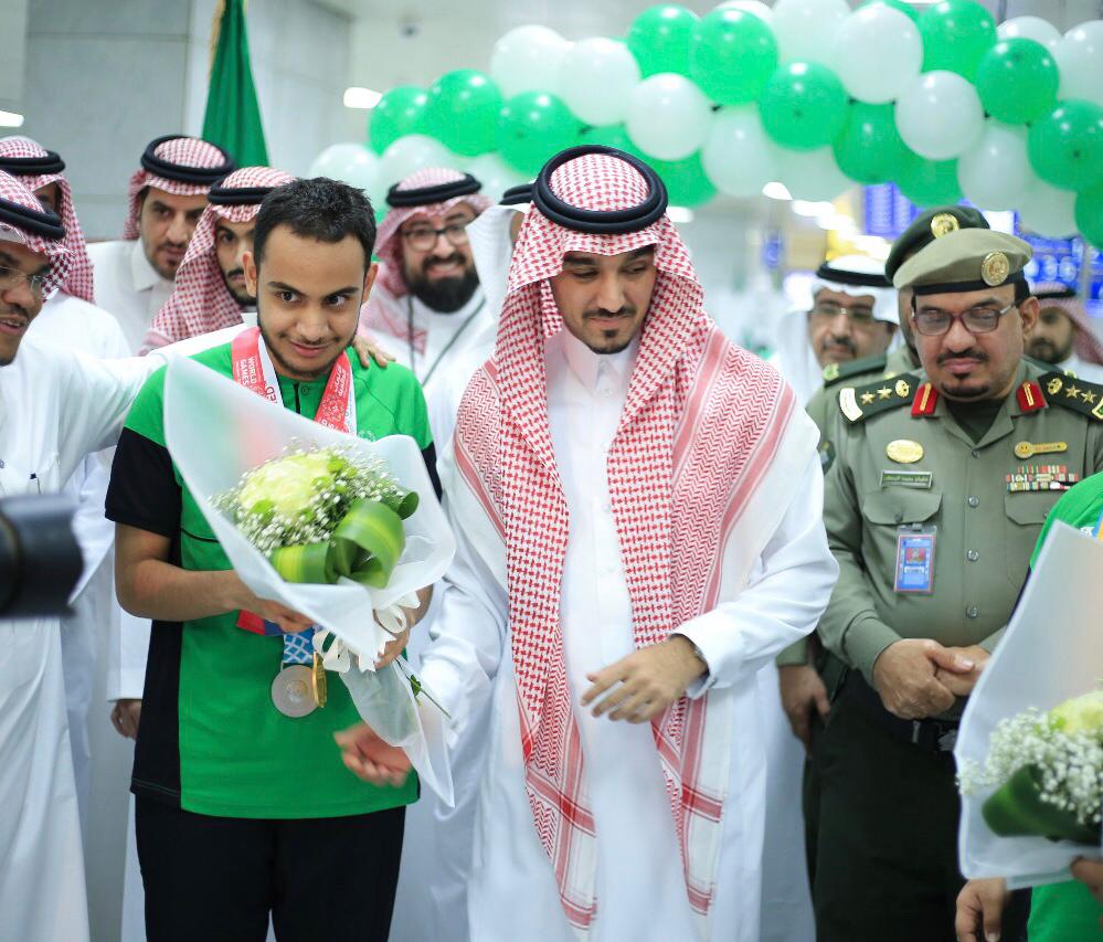 جوازات مطار الملك عبدالعزيز تستقبل أبطال ألعاب القوى لذوي الهمم بالورود 