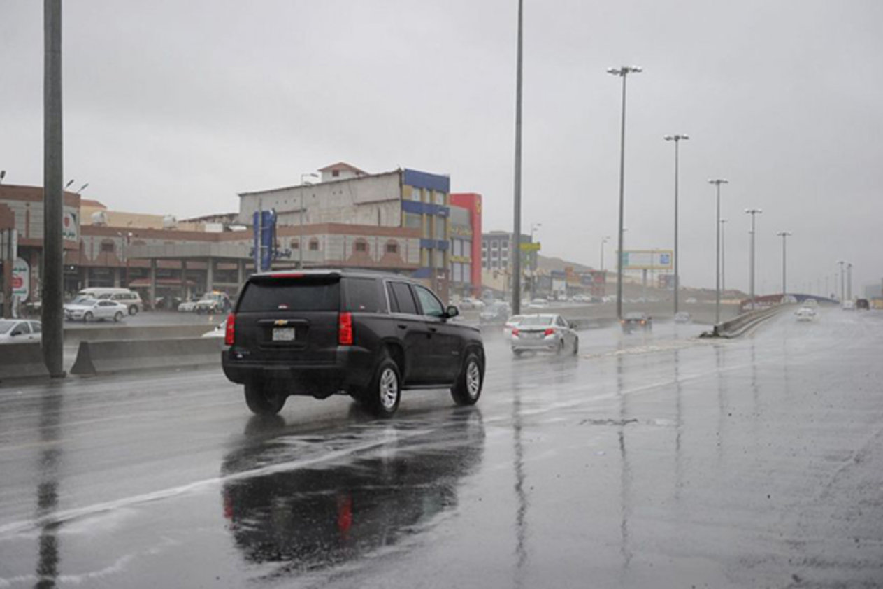أمطار رعدية غزيرة وسيول وبرد على 8 مناطق
