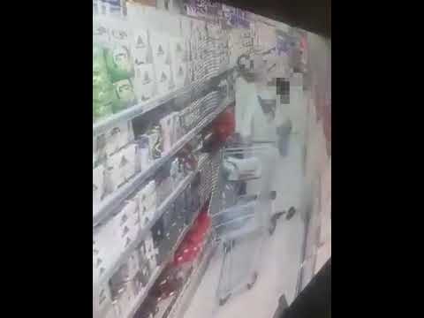 فيديو.. لحظة سرقة لصين لمسن داخل محل تجاري