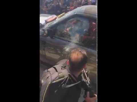 فيديو.. محتجون غاضبون يحطمون مركبة نائب عراقي بعد غرق العبارة