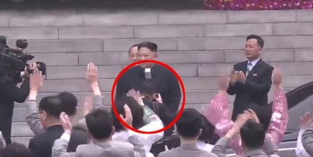 زعيم كوريا الشمالية يعاقب مصوره الشخصي.. والسبب 3 ثوانٍ فقط