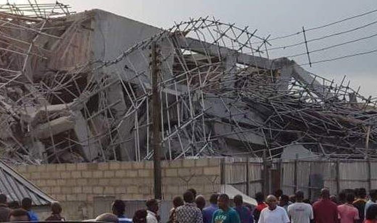 فيديو.. انهيار مدرسة يدفن 100 شخص تحت الأنقاض في نيجيريا