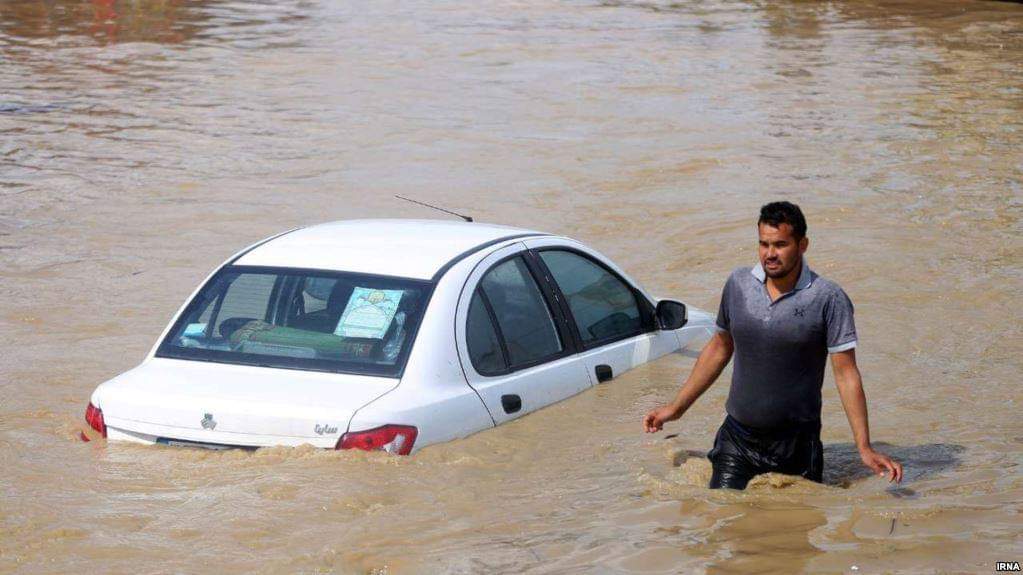 إيران تصادر أموال مساعدة ضحايا الفيضانات