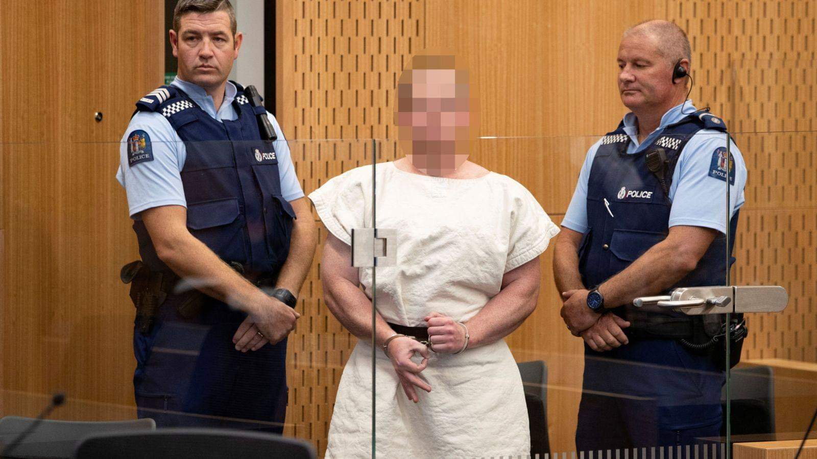 إشارة مستفزة من الإرهابي قاتل المصلين في هجوم نيوزيلندا الإرهابي