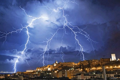 العواصف تُسقط برجًا للكهرباء في وادي الرمة بالقصيم