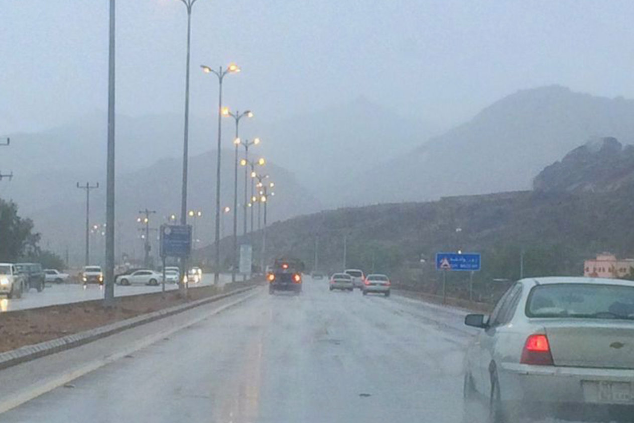 حالة مطرية غزيرة بنجران والهلال الأحمر يرفع جاهزيته