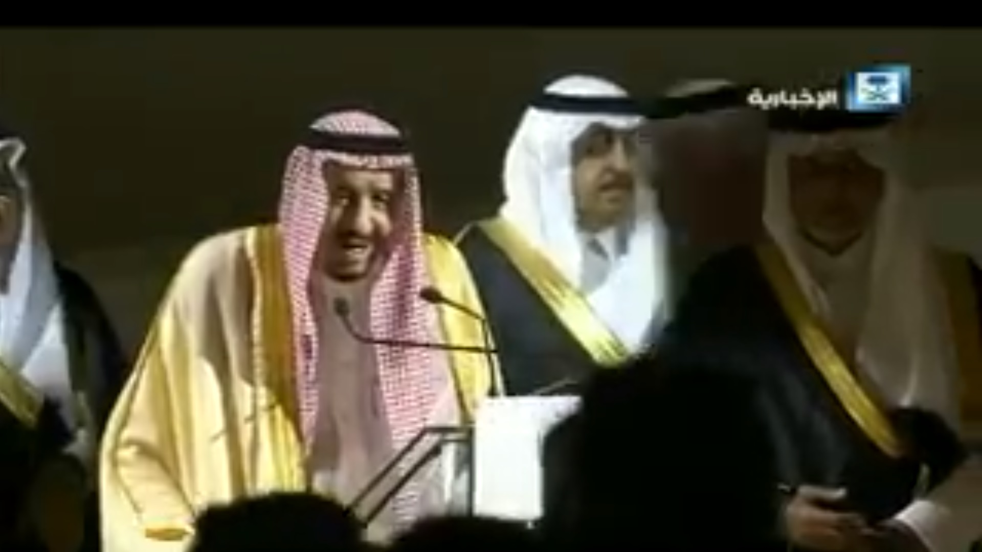 فيديو.. الملك سلمان: أنا أقف هنا لأشكر الأمير خالد الفيصل ابن البطل