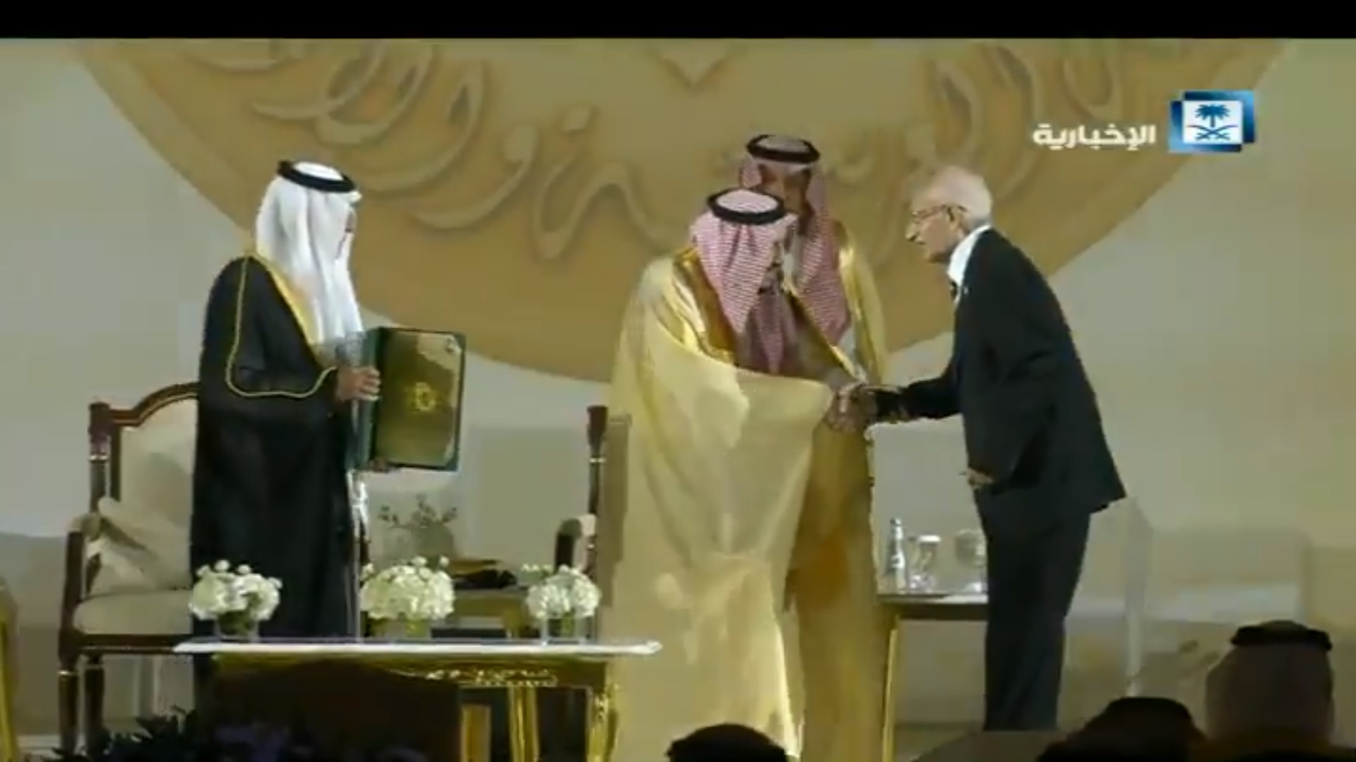 شاهد الفيديو.. الملك سلمان يكرم الفائزين بجائزة الملك فيصل العالمية في دورتها الـ41