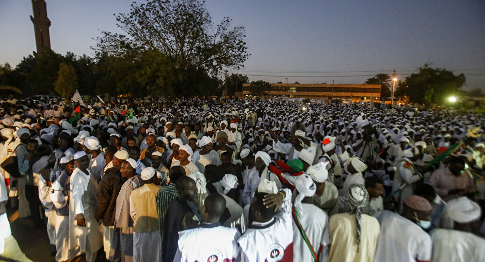 تطورات غير مسبوقة في السودان .. متظاهرون أمام مقر الجيش