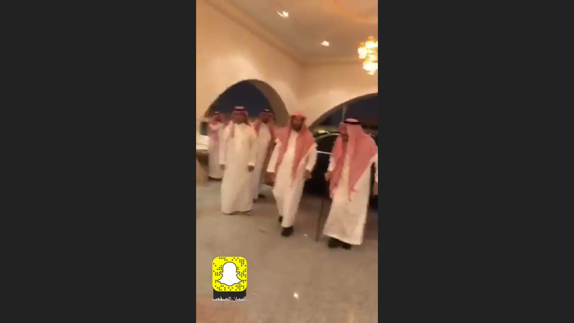 فيديو.. الملك سلمان يزور الشيخ ناصر أبو حبيب الشثري في منزله