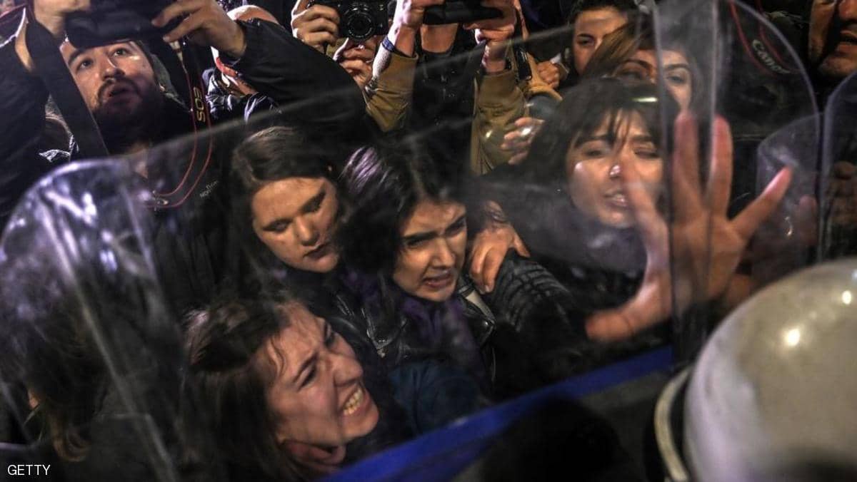 غاز وعنف.. الشرطة التركية تحتفل بـ اليوم العالمي للمرأة على طريقتها الخاصة!