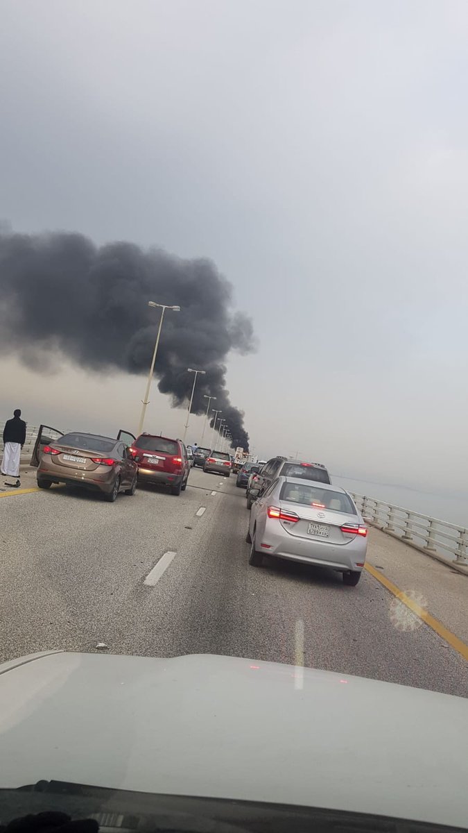 فيديو.. احتراق شاحنة وسيارة على جسر الملك فهد يقتل شخصين
