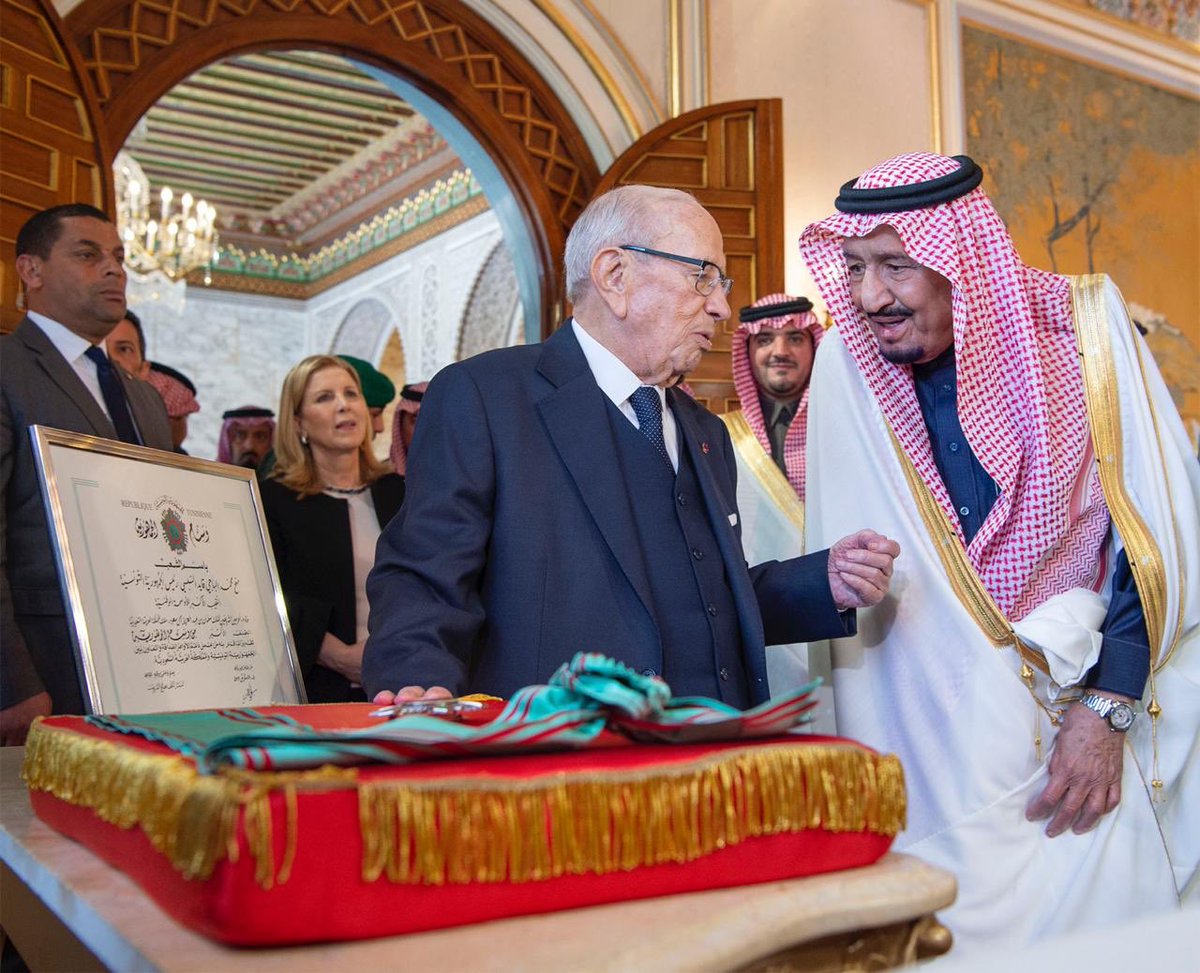 السبسي يقلد الملك سلمان الصنف الأكبر من وسام الجمهورية التونسية