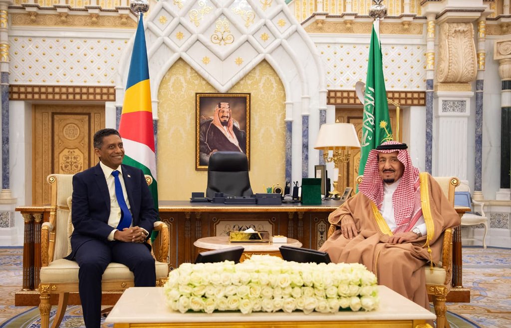 الملك سلمان يبحث آفاق التعاون مع رئيس سيشل في قصر اليمامة 