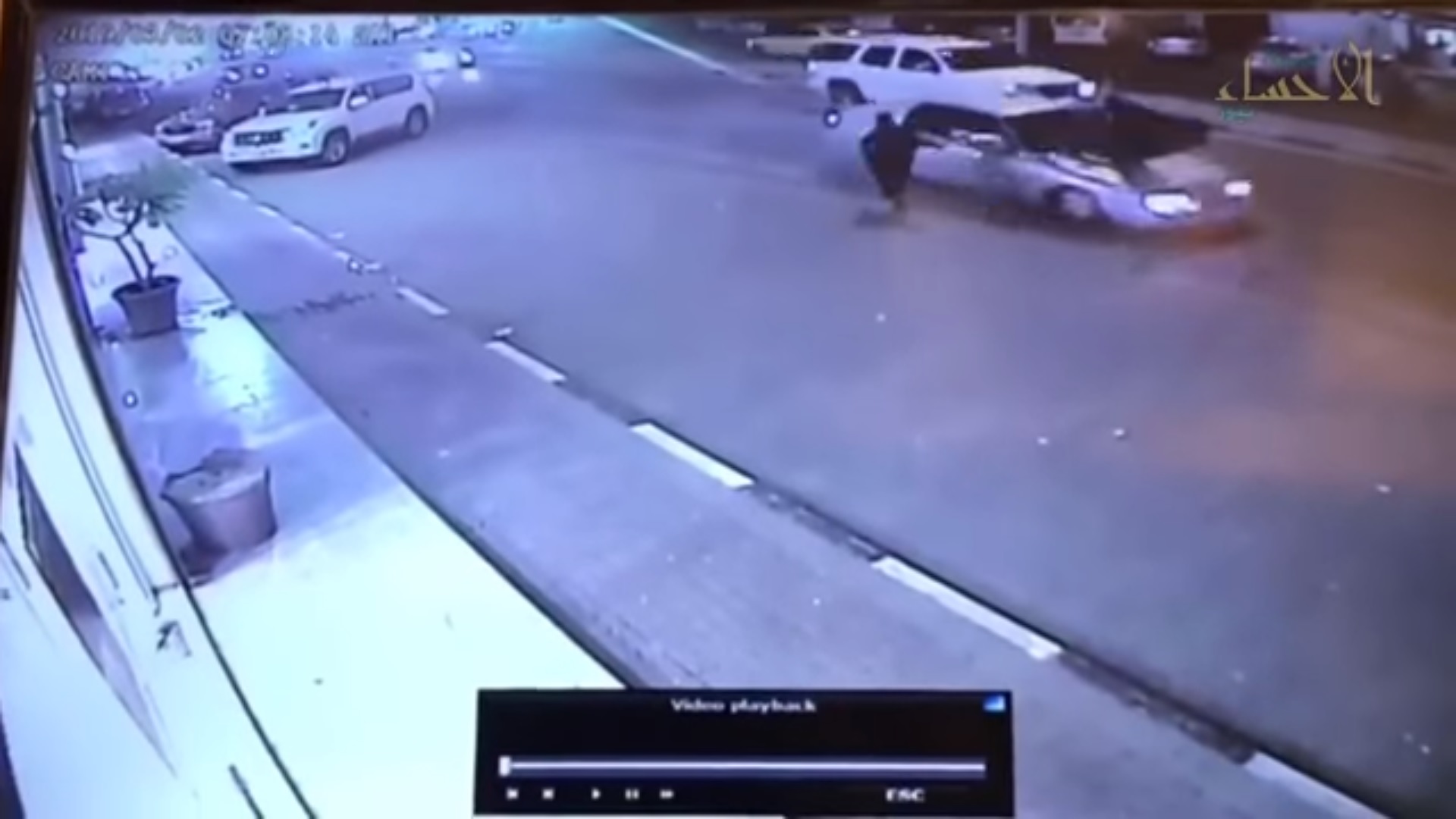 فيديو.. سيارة مسرعة تدهس امرأة تعبر الطريق في الأحساء