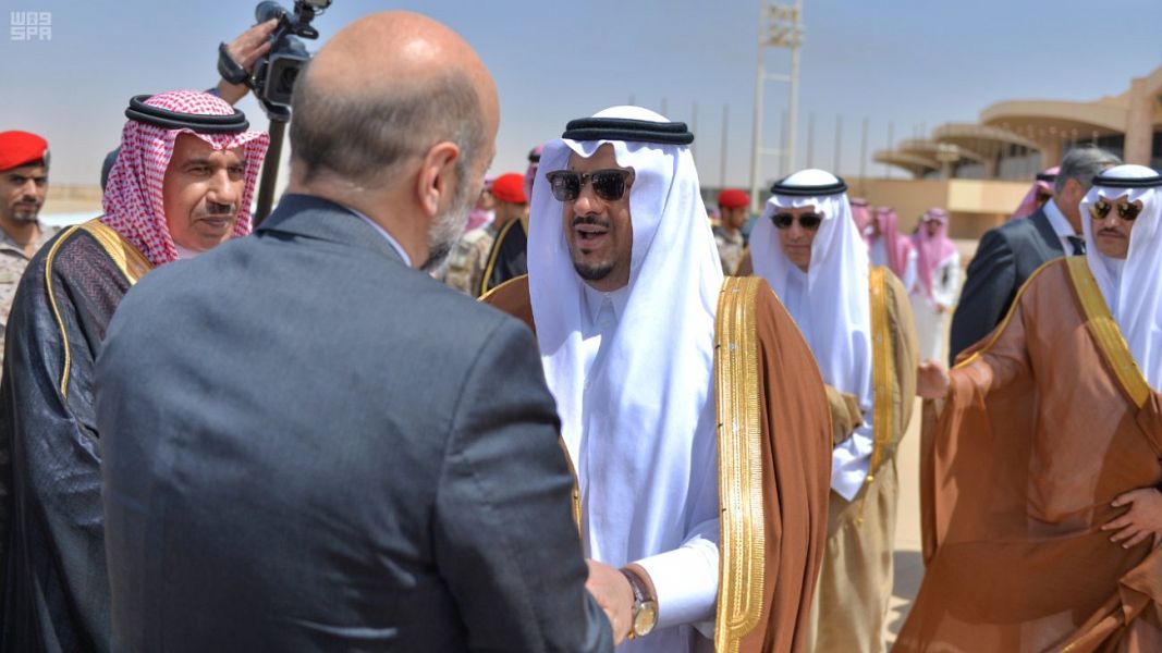 رئيس الوزراء الأردني يصل الرياض ومحمد بن عبدالرحمن في استقباله 