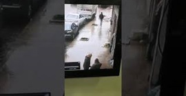 فيديو.. نهاية مروعة لشاب أثناء سيره في الشارع!