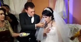 فيديو.. صفع عروسه على وجهها بسبب مزاحها في حفل الزفاف!
