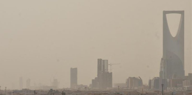 تنبيه لأهالي الرياض.. موجة غبار تسبب تدني الرؤية الأفقية