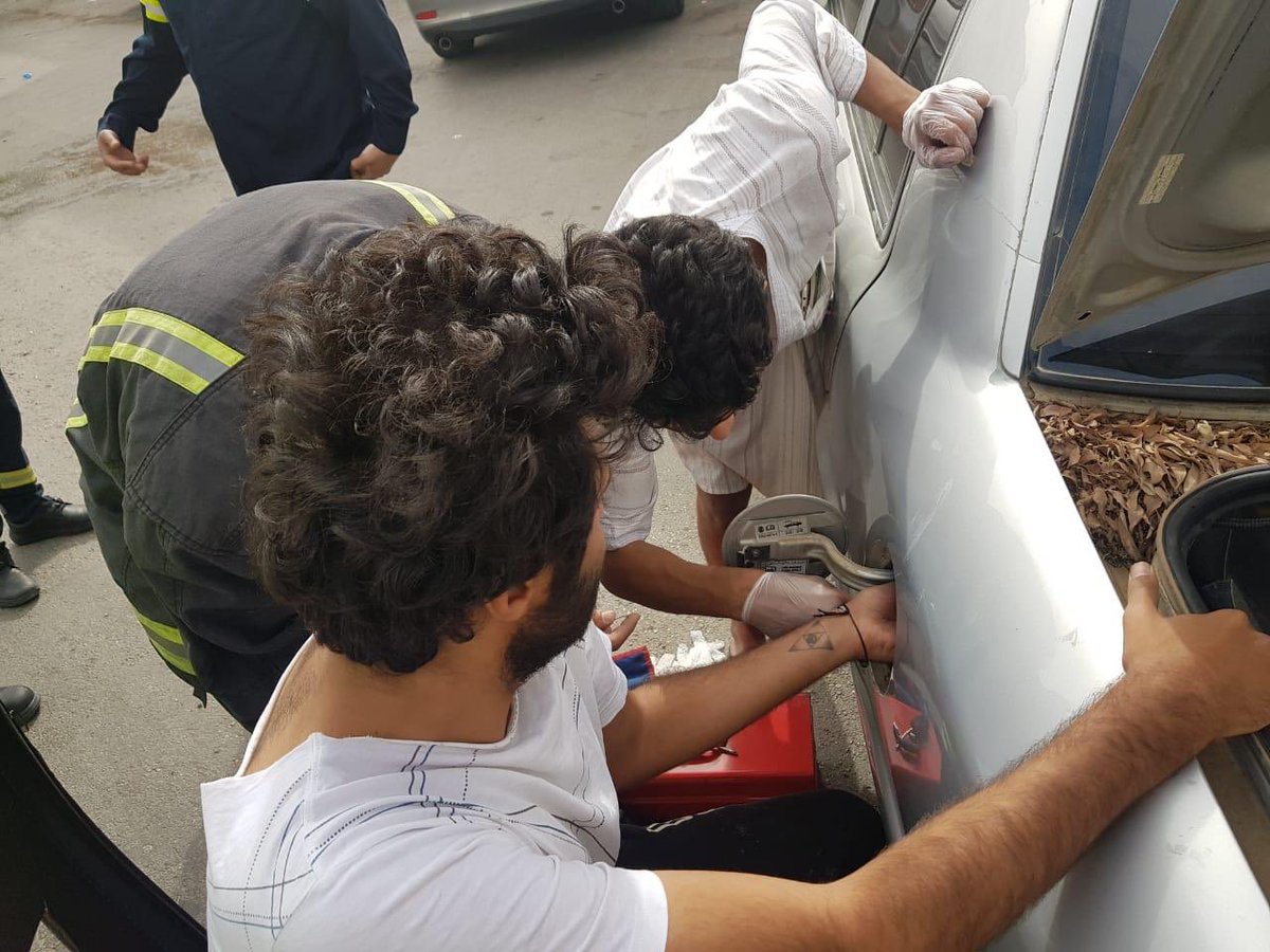 مدني الرياض يتدخل لإنقاذ شخص احتُجزت يده داخل فتحة خزان وقود السيارة