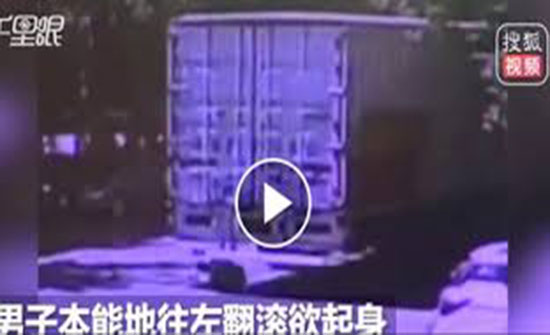 فيديو.. مصرع شاب انشغل بهاتفه تحت عجلات شاحنة