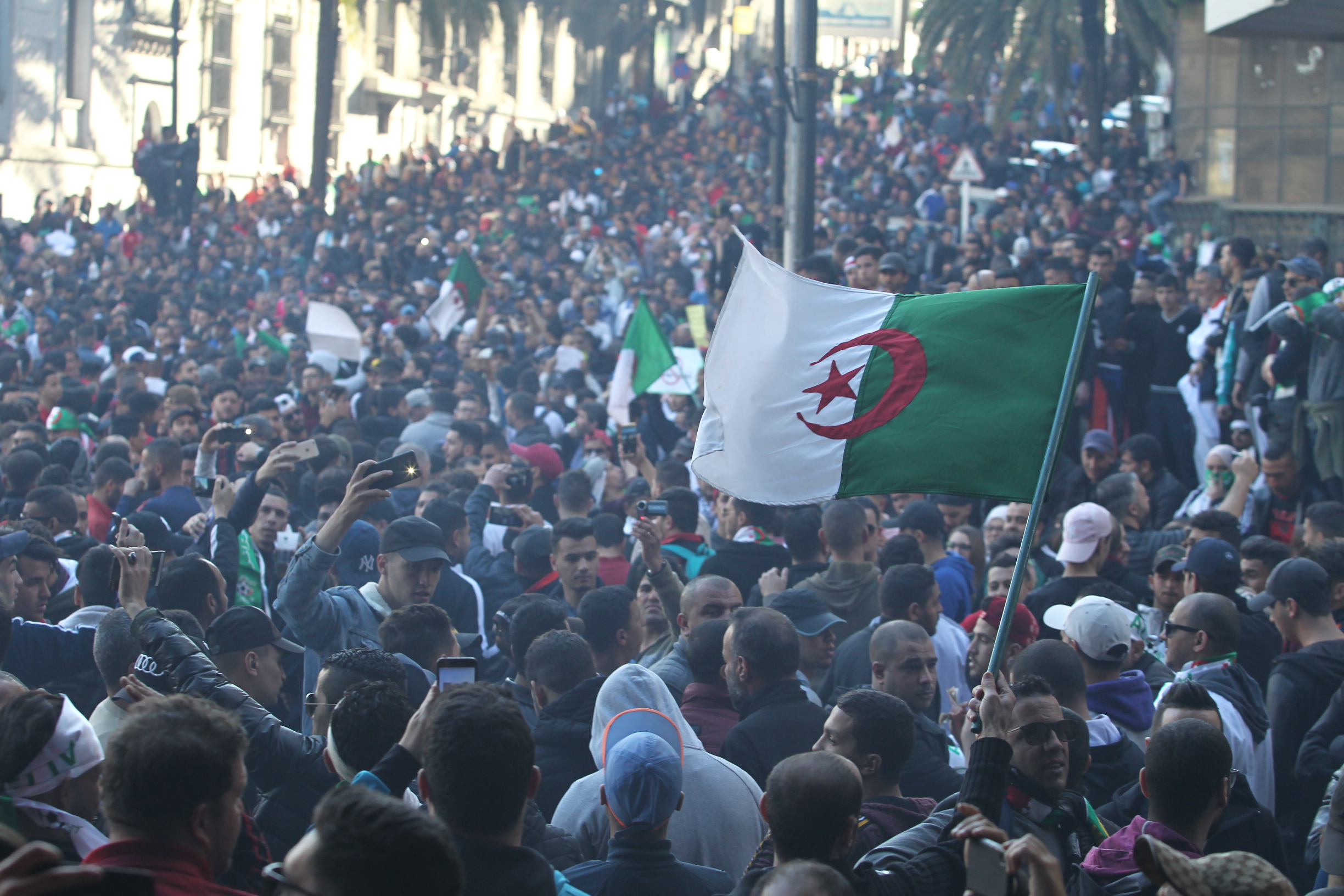 المعارضة الجزائرية تطلب استقالة بوتفليقة وحياد الجيش وتأجيل الانتخابات