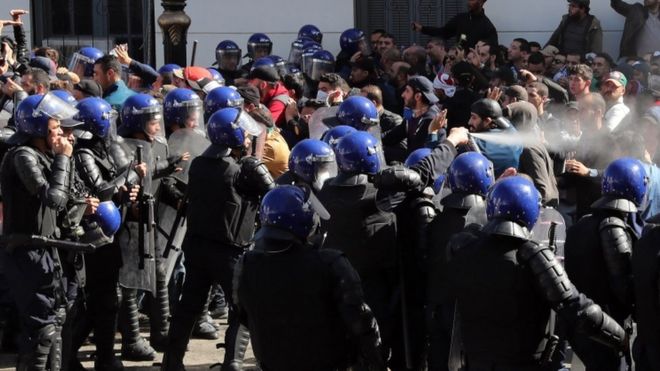 إصابة 56 شرطيًّا و7 مواطنين بجروح في مظاهرات الجزائر
