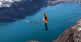 فيديو.. مغامر يخاطر بتجربة غريبة على ارتفاع 900 متر