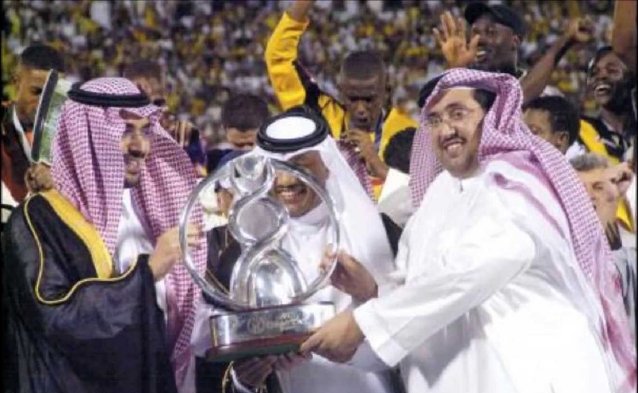 سعيد العويران يتغنى بإنجازات الاتحاد مع منصور البلوي