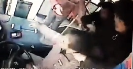 فيديو.. امرأة تعتدي على سائق شاحنة وتخنقه بوشاح