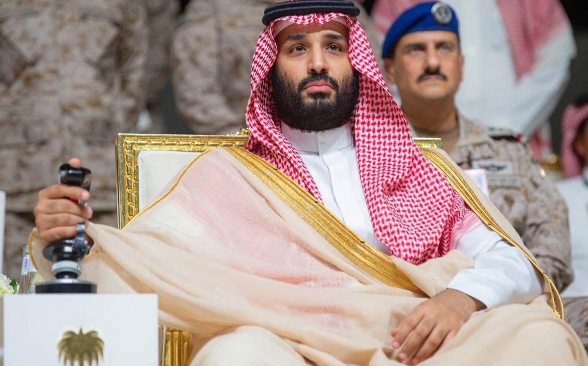 فيديو.. الأمير محمد بن سلمان موجهًا قائد الطائرة: بسم الله وعلى بركة الله حلق فوق أغلى أرض