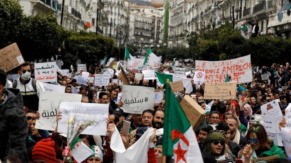 قوى الحراك الطلابية تدعو لإضراب مفتوح في الجزائر