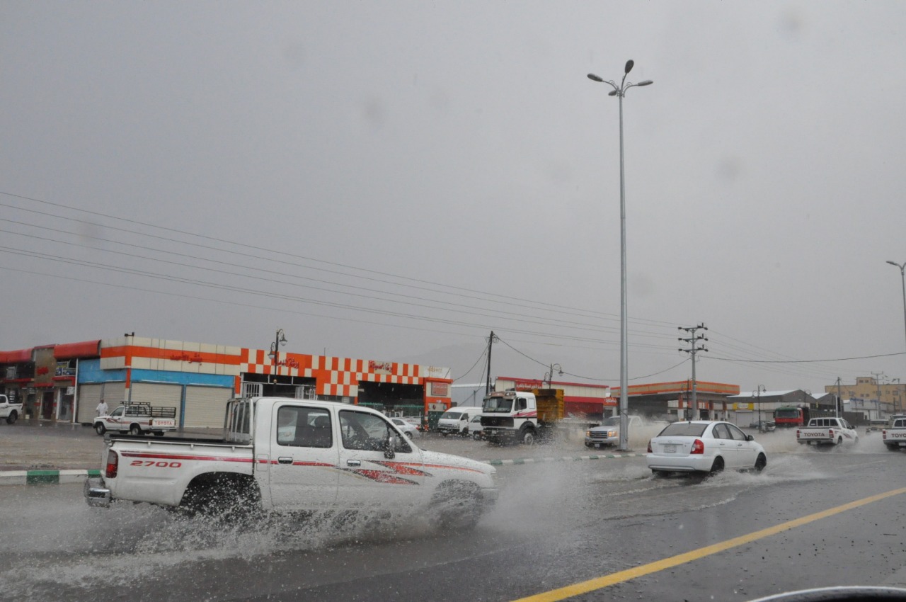 فيديو وصور.. أمطار محايل تشل الحركة المرورية والمدني يحذر