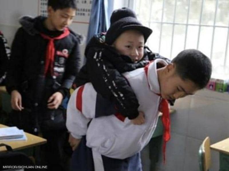 تلميذ يحمل صديقه على ظهره طوال 6 سنوات