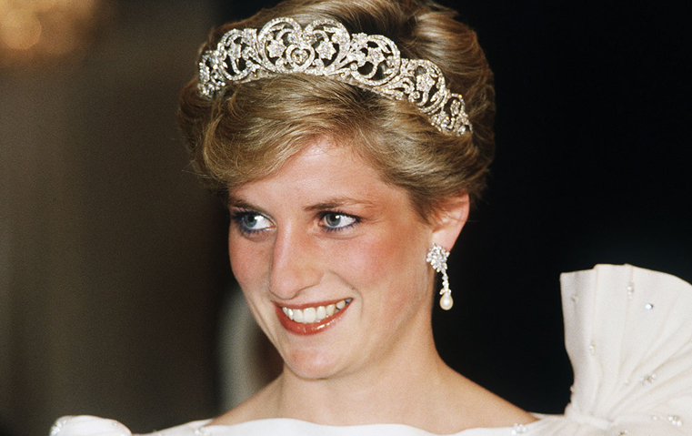 ملكة بريطانيا تمنع ميغان ماركل من ارتداء مجوهرات الأميرة ديانا