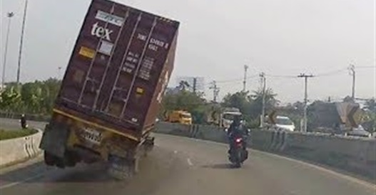 فيديو مروع.. سائق دراجة ينجو من الموت سحقًا تحت حاوية شحن 
