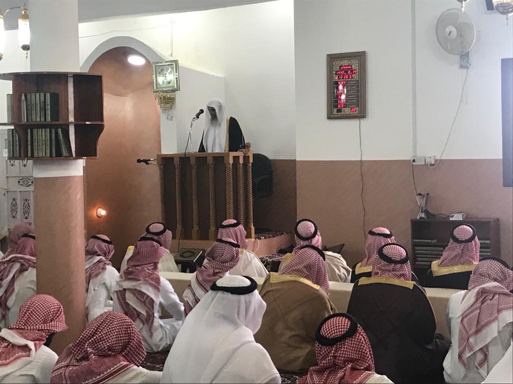 تركي بن طلال يصلي خلف إمام النماص ابن مجدوع بعد تماثله للشفاء
