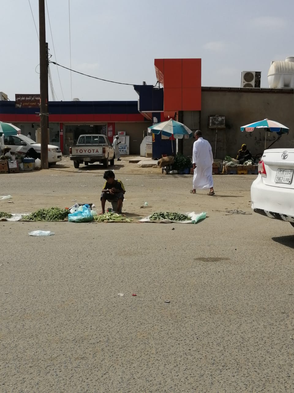 سوق خضراوات قرية أبو حجر بصامطة.. بسطات على قارعة الطريق وباعة تحت لهيب الشمس!