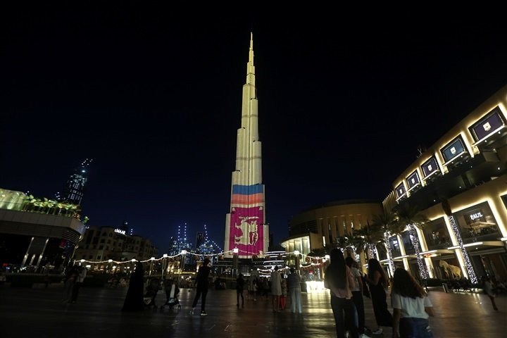 برج خليفة في دبي يتزين بألوان علم سريلانكا