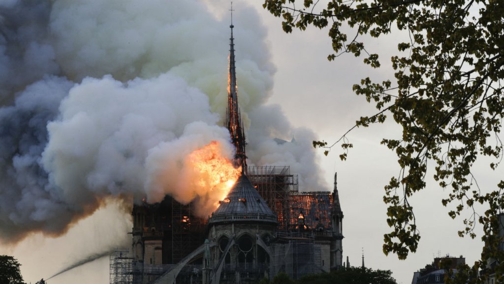 صور.. السيطرة على حريق كاتدرائية نوتردام وإخماده جزئياً