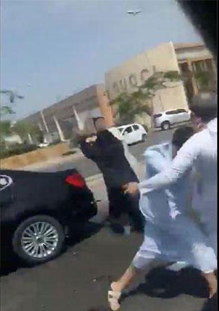 فيديو صادم.. شابان يعتديان بالضرب على رجل مُسن وامرأة في جدة