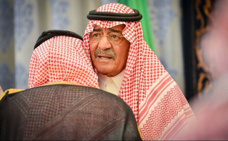 الأمير مقرن يؤدي صلاة الميت على والدة عبدالعزيز بن هذلول