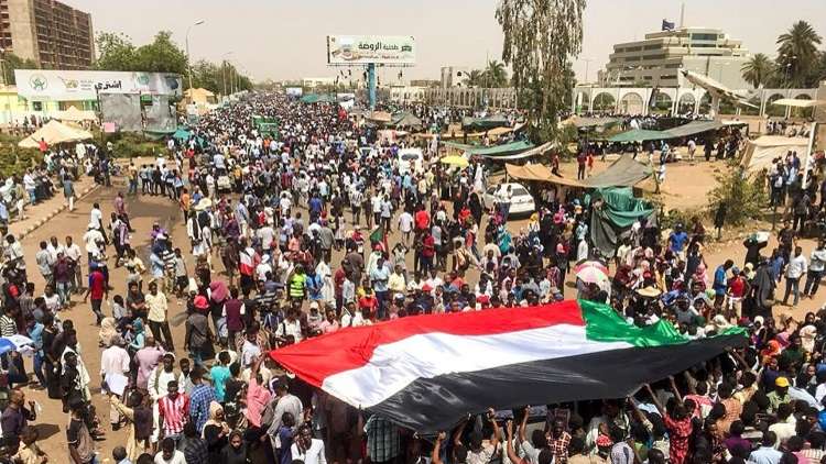 مجلس عسكري وتعطيل الدستور.. تعرف على 22 قراراً تضمنها بيان الجيش السوداني