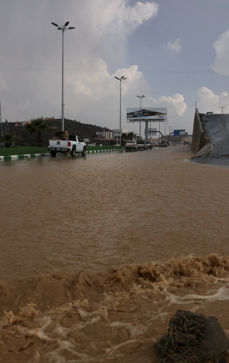 “المواطن” ترصد.. سيول وشلل مروري في الشارع العام بأبها بسبب الأمطار والبرد