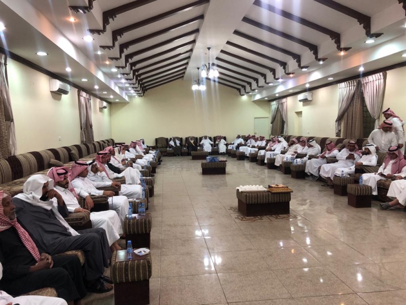 مدرسه عبدالله بن زيد تودّع المعلم آل محيا بمناسبه تقاعده - المواطن