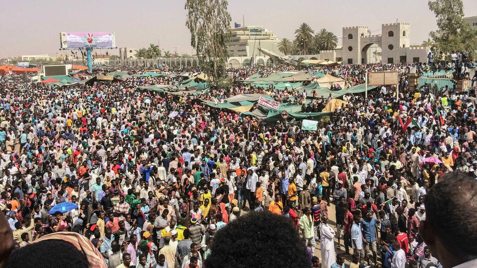 الاحتجاجات تتواصل في السودان.. والمعارضة ترفض بيان الجيش